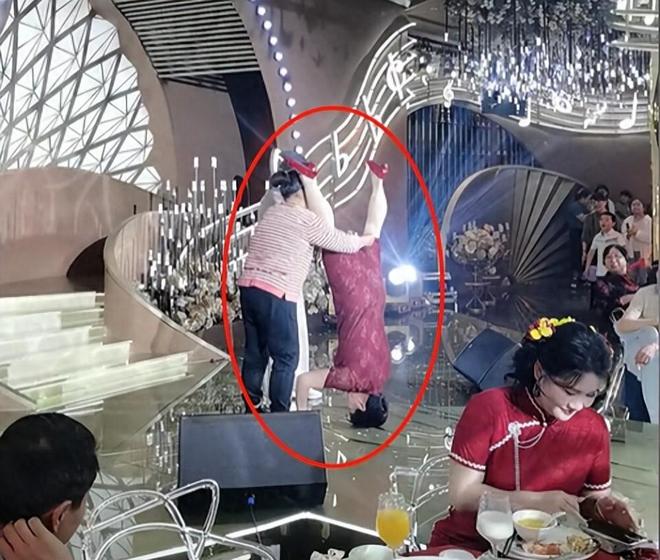 婆婆穿旗袍玩倒立新娘表情一言难尽麻将胡了试玩史上最牛喜婆婆婚礼上(图2)