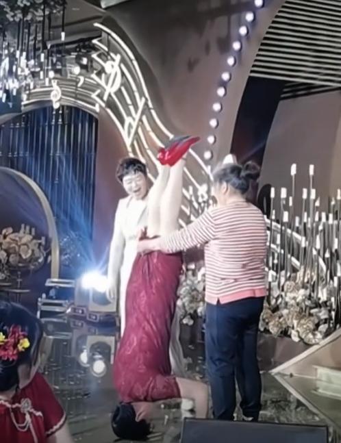婆婆穿旗袍玩倒立新娘表情一言难尽麻将胡了试玩史上最牛喜婆婆婚礼上(图3)